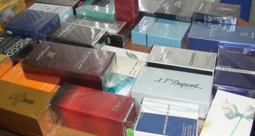 Mii de parfumuri contrafăcute, confiscate în Constanţa